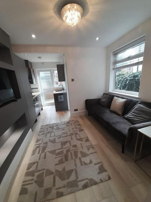 Cosy -2 Bed Appartamento *